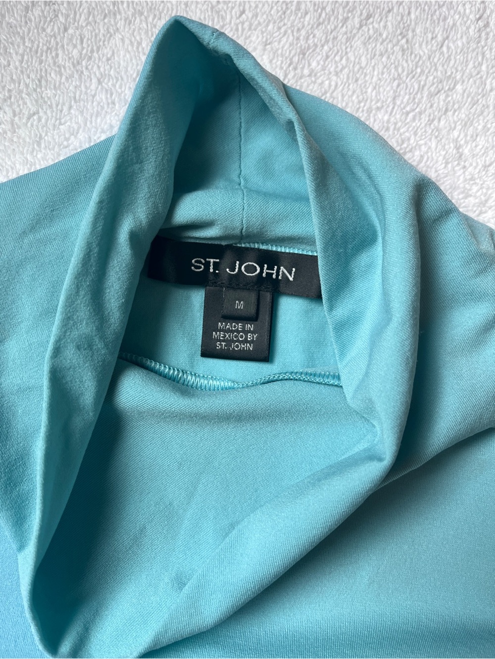 St. John Aqua Turtleneck (M)